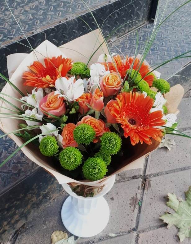 Букет цветов из: Герберы, Хризантемы, Альстромерии и Розы в Строителе