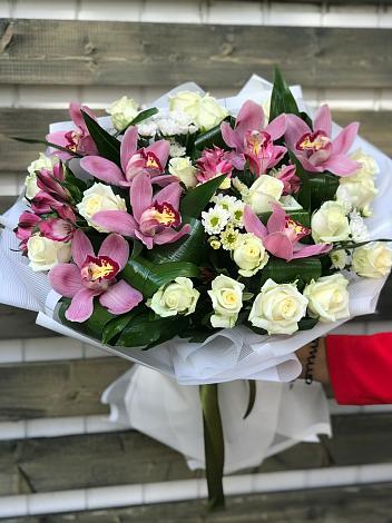 Букет цветов из: Розы и Хризантемы в Строителе