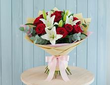 Букет цветов из:  Лилии и Розы в Строителе