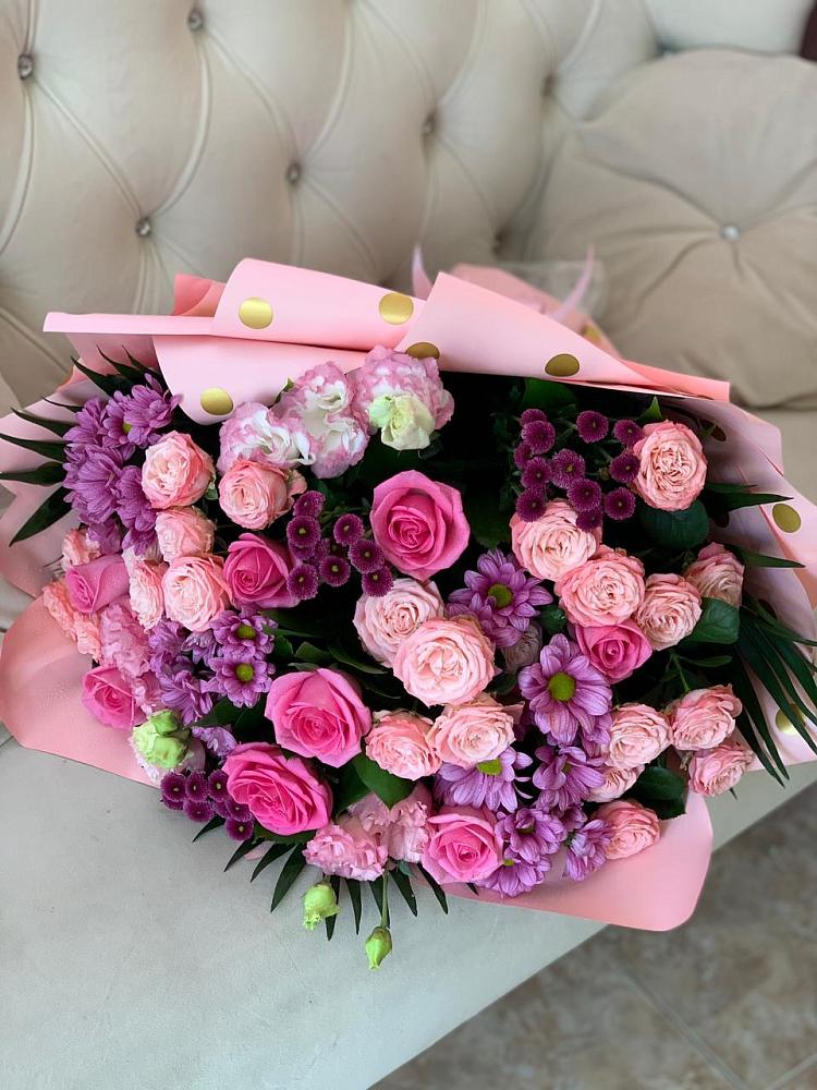 Букет цветов из: Хризантемы, Розы и Лизиантусы в Строителе