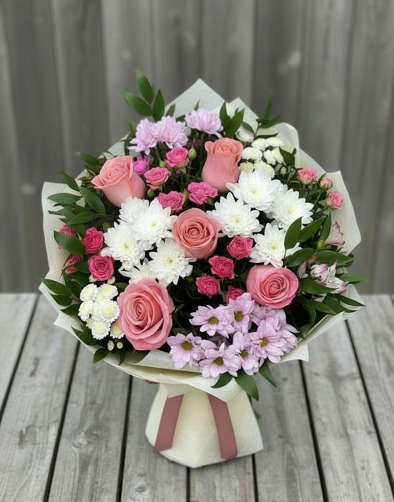 Букет цветов из: Альстромерии, Гвоздики, Розы и Хризантемы в Строителе