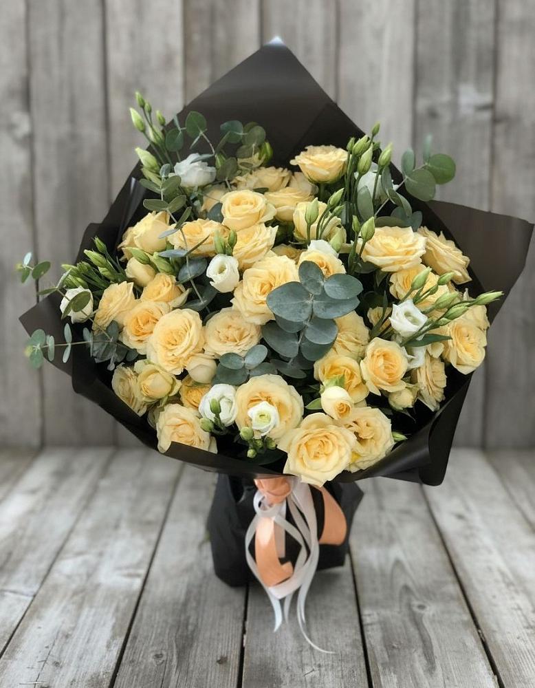 Букет цветов из: Розы и Лизиантусы в Строителе