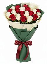 Букет Микс из красных и белых роз в Строителе