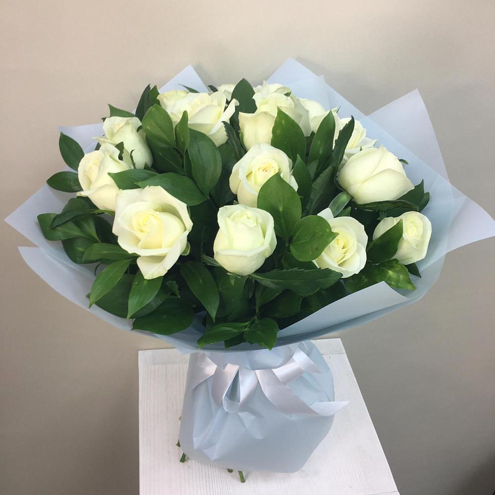 Букет 15 Белых роз Проуд в Строителе