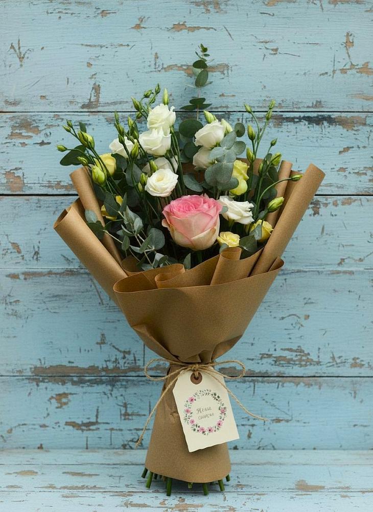 Букет цветов из: Розы и Лизиантусы в Строителе