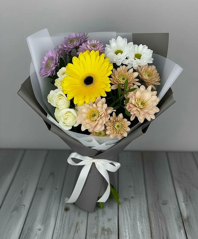Букет цветов из: Розы, Герберы и Хризантемы в Строителе
