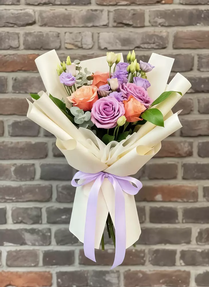 Букет цветов из: Лизиантусы и Розы в Строителе