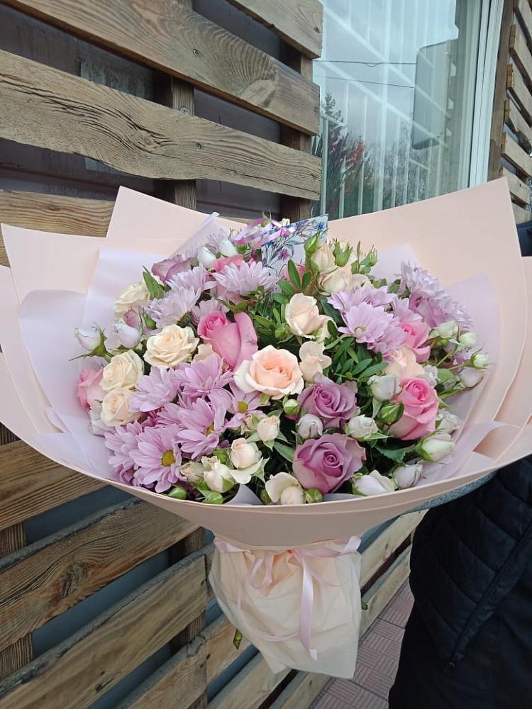 Букет цветов из: Розы и Хризантемы в Строителе