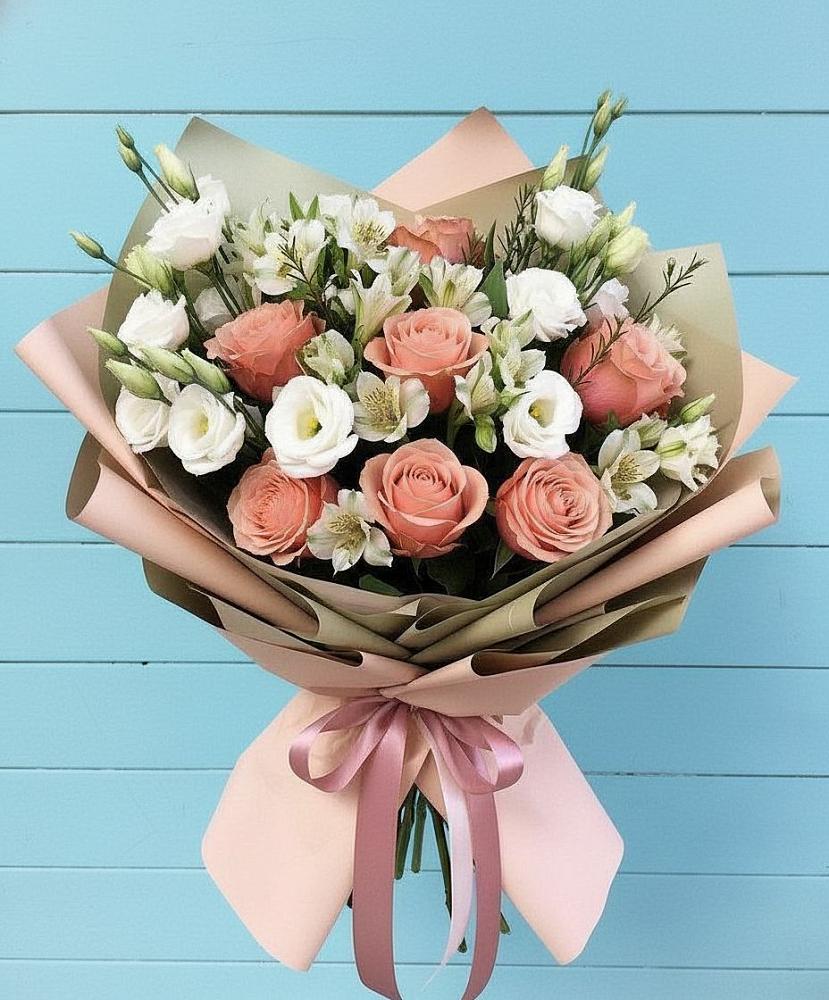 Букет цветов из: Розы, Альстромерии и Лизиантусы в Строителе