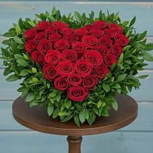 Цветочная композиция из Розы в виде сердца в Строителе