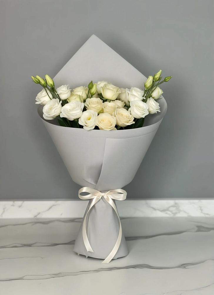 Букет цветов из: Розы и Лизиантусы в Строителе