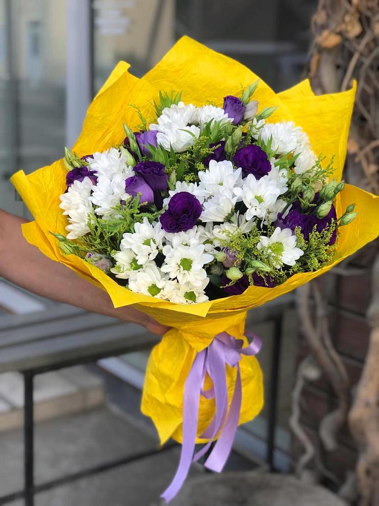Букет цветов из: Ирисы, Хризантемы и Ромашки в Строителе