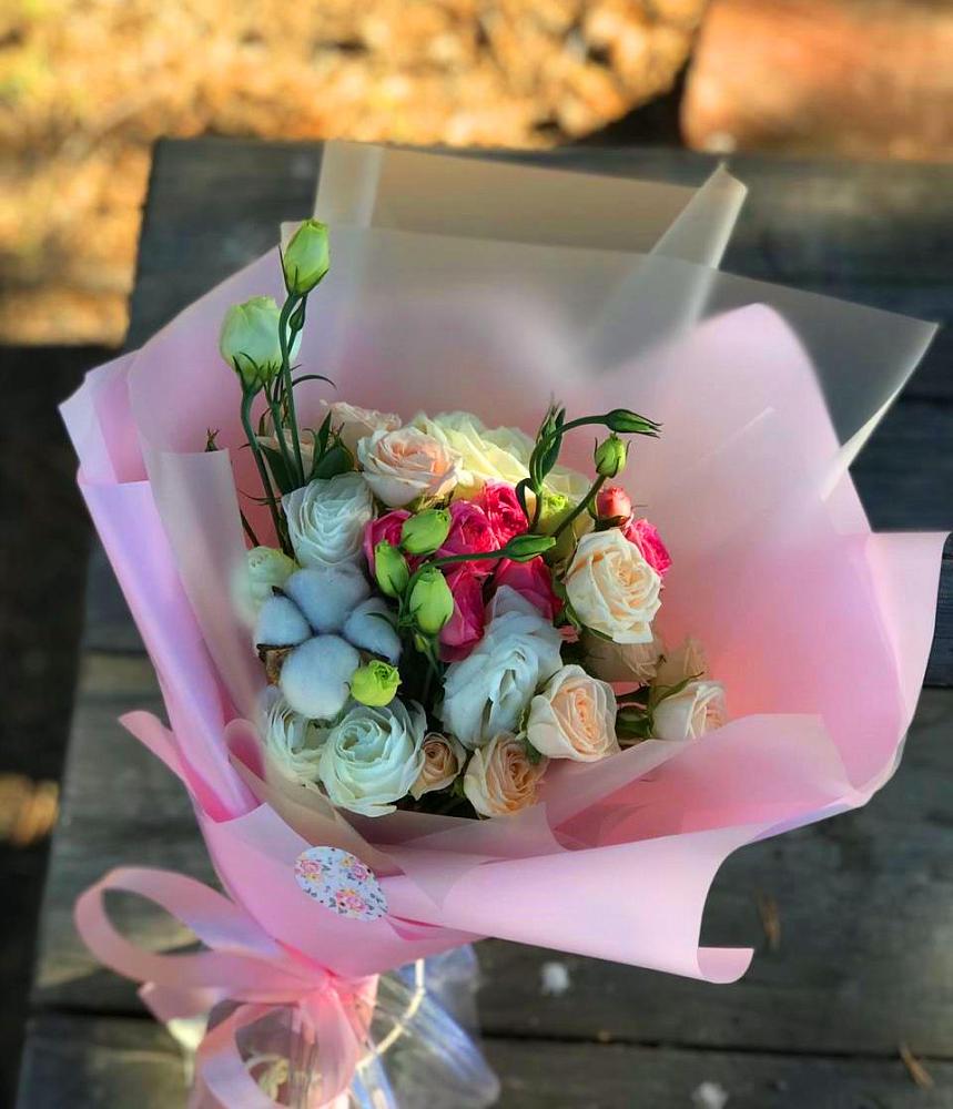 Букет цветов из: Розы и Лизиантусы в Строителе