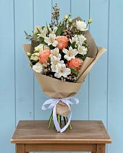 Букет цветов из:  Альстромерии, Лизиантусы, Розы и Хризантемы в Строителе