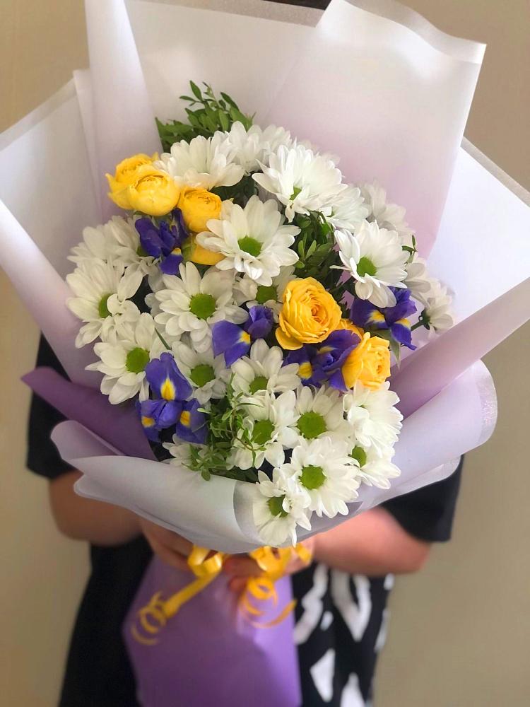 Букет цветов из: Ирисы, Хризантемы и Розы в Строителе