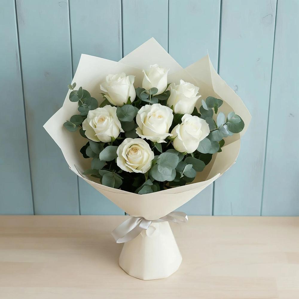 Букет Белые розы в Эвкалипте в Строителе
