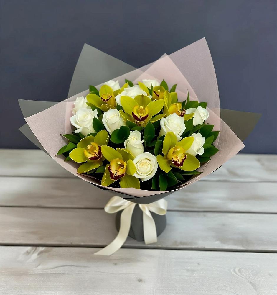 Букет цветов из: Орхидеи и Розы в Строителе