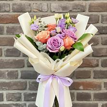 Букет цветов из:  Лизиантусы и Розы в Строителе