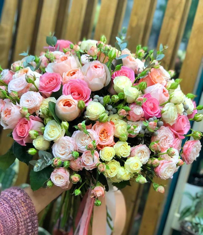 Букет цветов из: Розы в Строителе