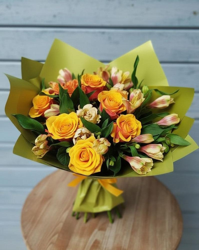 Букет цветов из: Альстромерии и Розы в Строителе