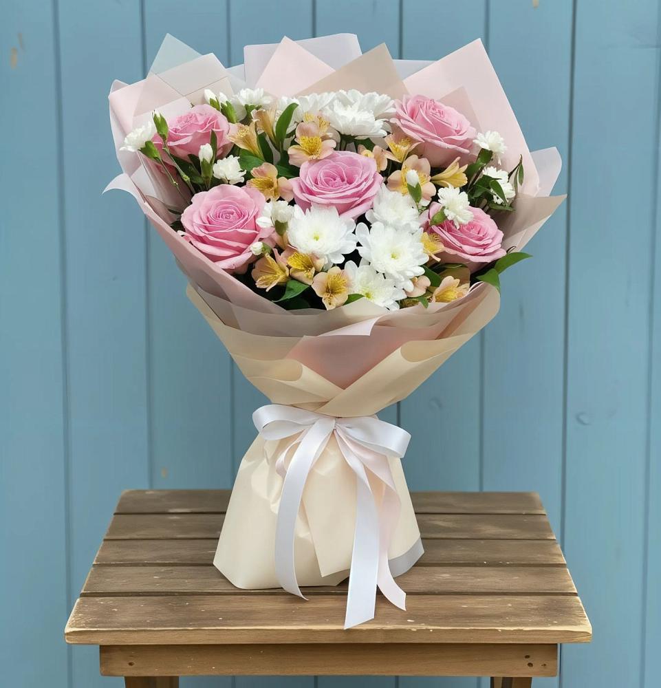 Букет цветов из: Гвоздики, Орхидеи и Розы в Строителе