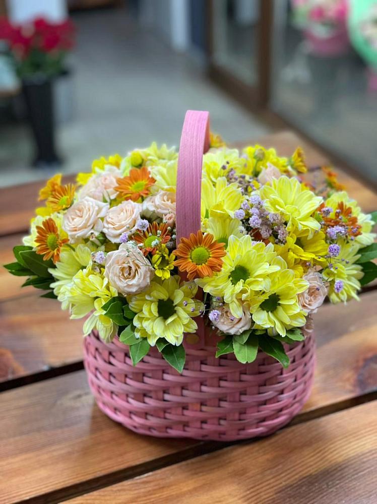 Цветочная композиция из Хризантемы и Розы в корзине в Строителе