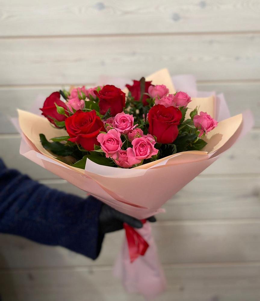 Букет цветов из: Розы в Строителе