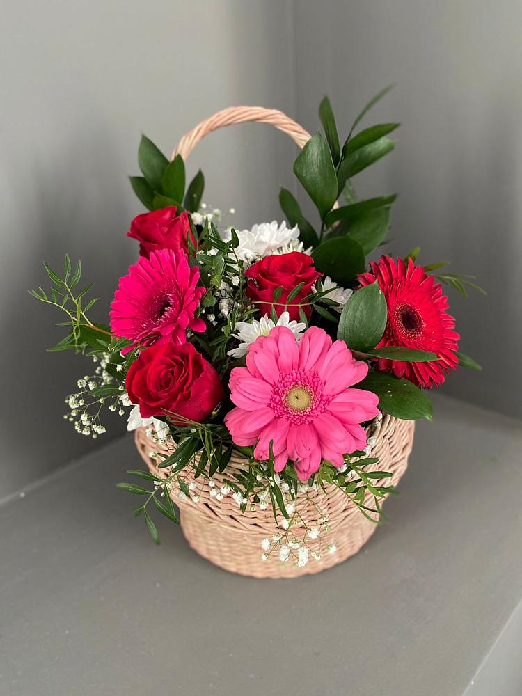 Цветочная композиция из Розы, Хризантемы и Герберы в корзине в Строителе