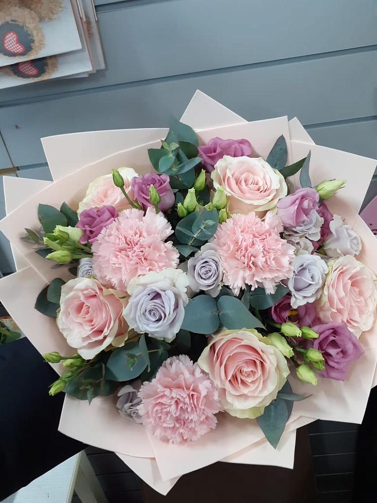 Букет цветов из: Розы, Гвоздики и Лизиантусы в Строителе