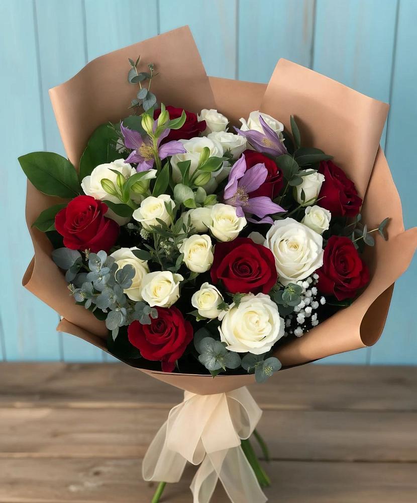 Букет цветов из: Розы и Альстромерии в Строителе