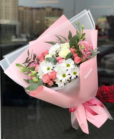 Букет цветов из: Розы, Лизиантусы и Хризантемы в Строителе