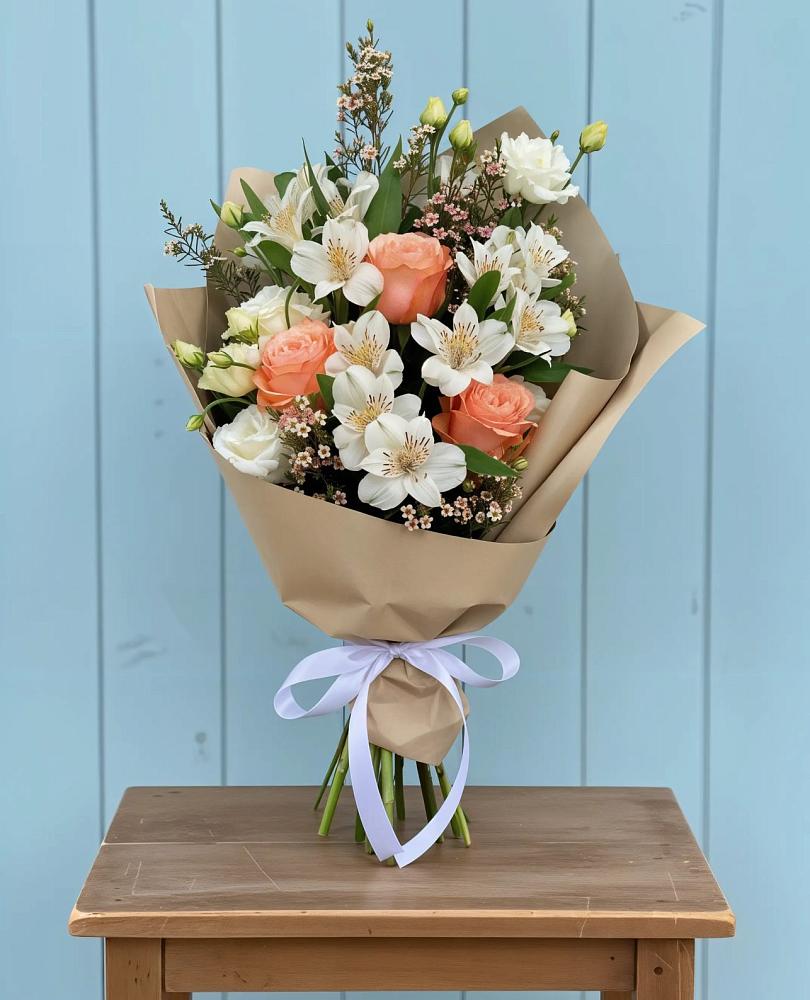 Букет цветов из: Альстромерии, Лизиантусы, Розы и Хризантемы в Строителе