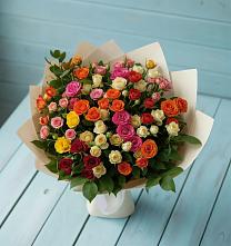 Букет Микс из разноцветных кустовых роз в Строителе
