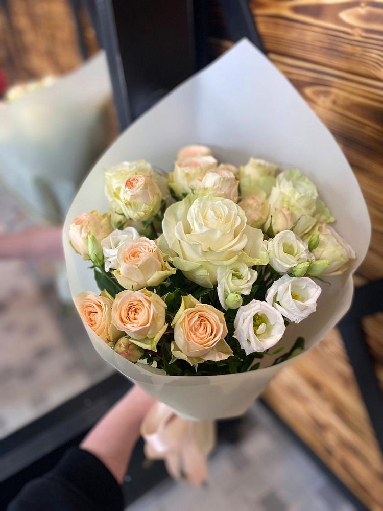 Букет цветов из: Розы и Лизиантусы в Строителе