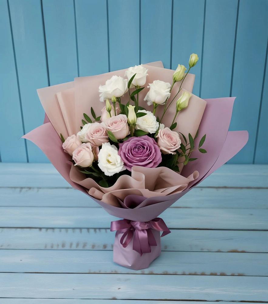 Букет цветов из: Розы и Лизиантусы в Строителе